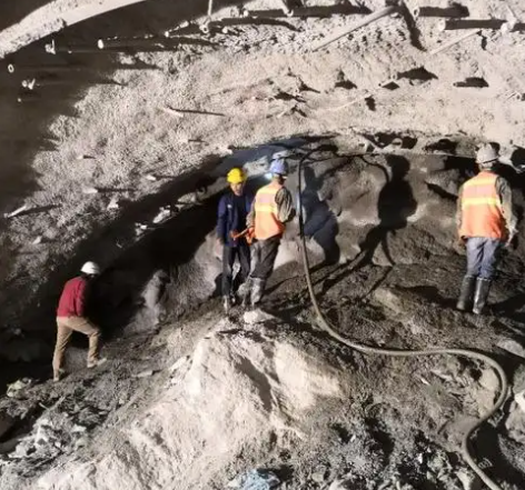 乌恰拱顶带模注浆料的施工流程及注意事项